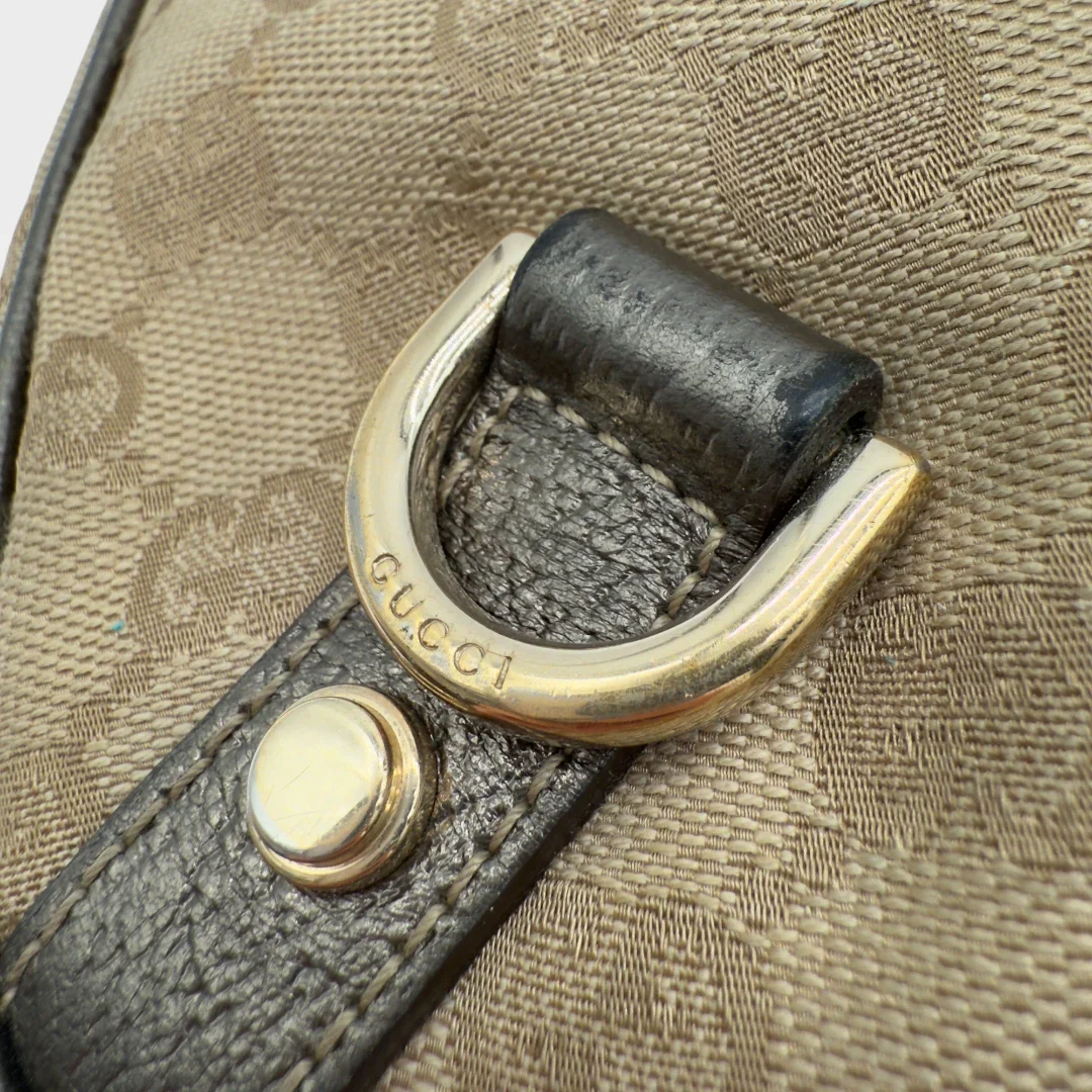 https://cdn.shopify.com/s/files/1/0564/9376/8855/files/Gucci_Handtasche_D-Ring_khaki_Lederdetails_monogram_beige_second_hand_luxury_GG_handbag_8423.webp?v=1741950500