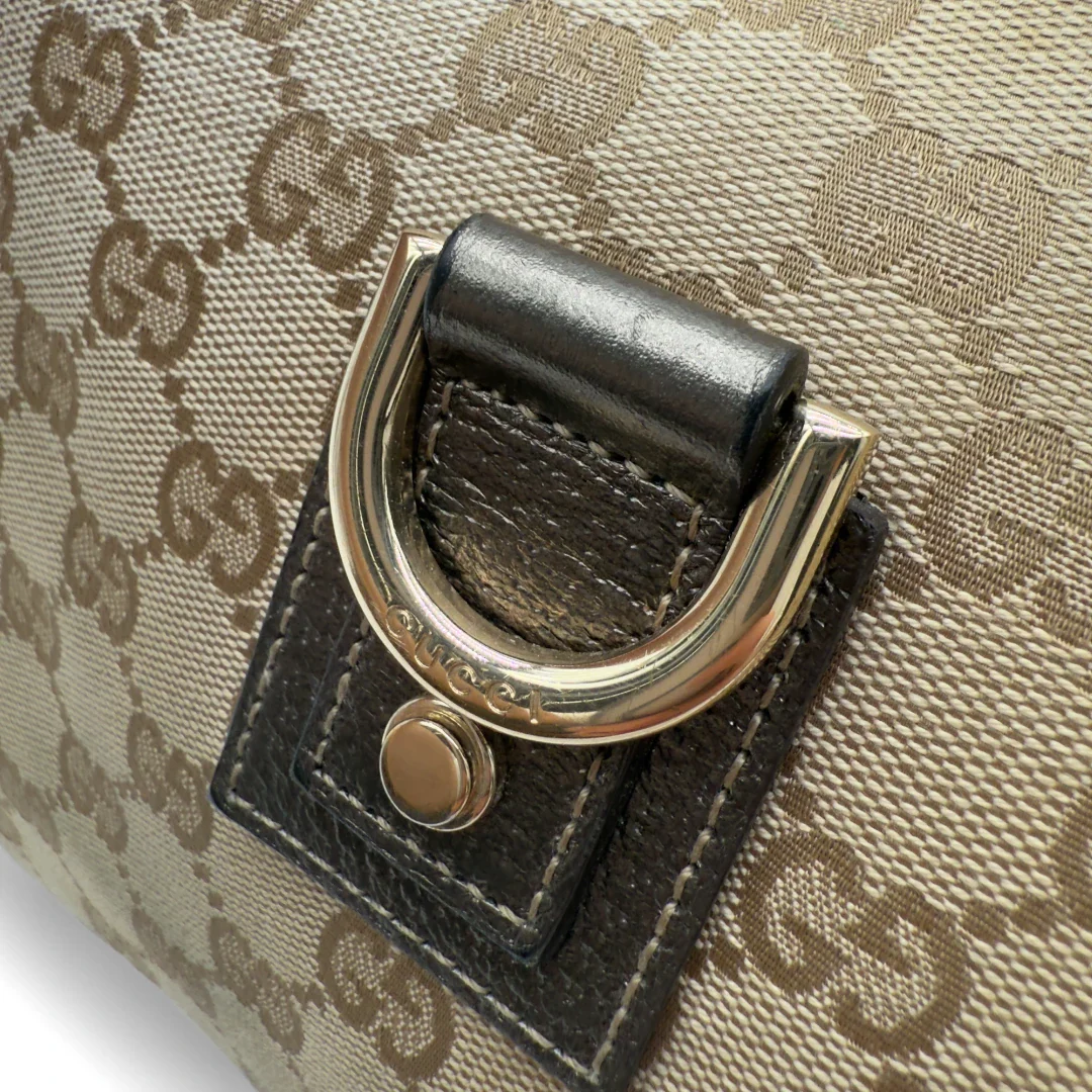 https://cdn.shopify.com/s/files/1/0564/9376/8855/files/Gucci_Handtasche_D-Ring_khaki_Lederdetails_monogram_beige_second_hand_luxury_GG_handbag_8424.webp?v=1741950500