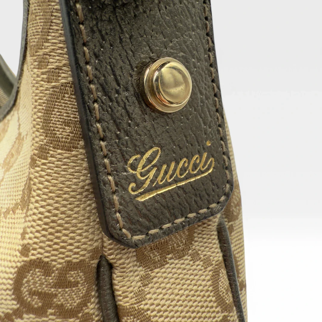 https://cdn.shopify.com/s/files/1/0564/9376/8855/files/Gucci_Handtasche_D-Ring_khaki_Lederdetails_monogram_beige_second_hand_luxury_GG_handbag_8426.webp?v=1741950500