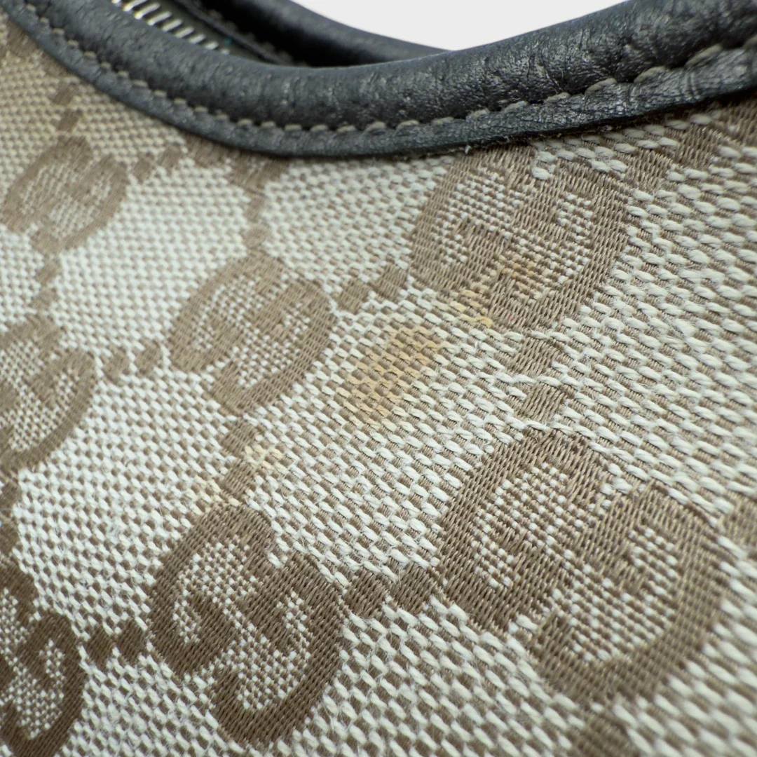 https://cdn.shopify.com/s/files/1/0564/9376/8855/files/Gucci_Handtasche_D-Ring_khaki_Lederdetails_monogram_beige_second_hand_luxury_GG_handbag_8427.webp?v=1741950500