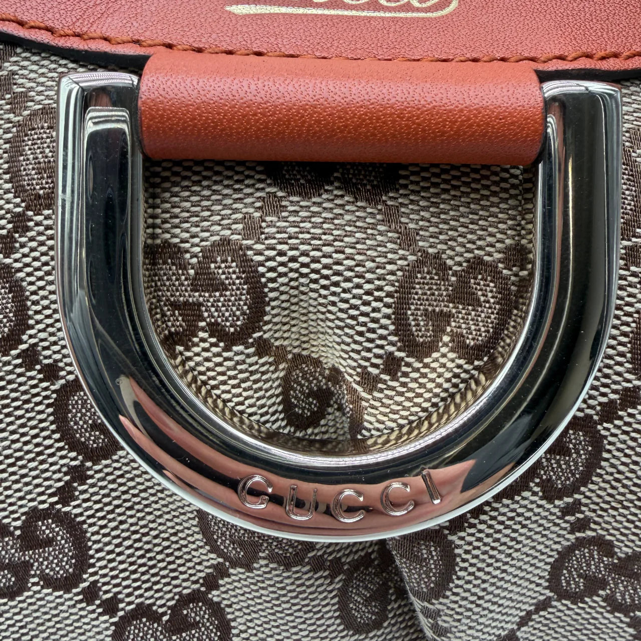 https://cdn.shopify.com/s/files/1/0564/9376/8855/files/Gucci_Handtasche_D-Ring_monogram_beige_vintage_GG_handbag3423.webp?v=1764856666
