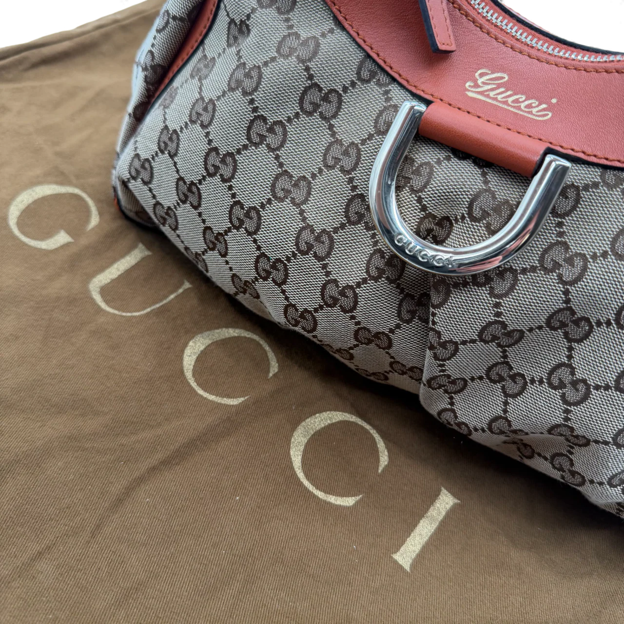 https://cdn.shopify.com/s/files/1/0564/9376/8855/files/Gucci_Handtasche_D-Ring_monogram_beige_vintage_GG_handbag3433.webp?v=1764856666