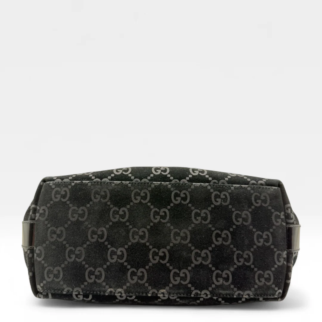 https://cdn.shopify.com/s/files/1/0564/9376/8855/files/Gucci_Handtasche_Hobo_aus_Wildleder_monogram_schwarz_vintage_GG_handbag7881.webp?v=1759394787