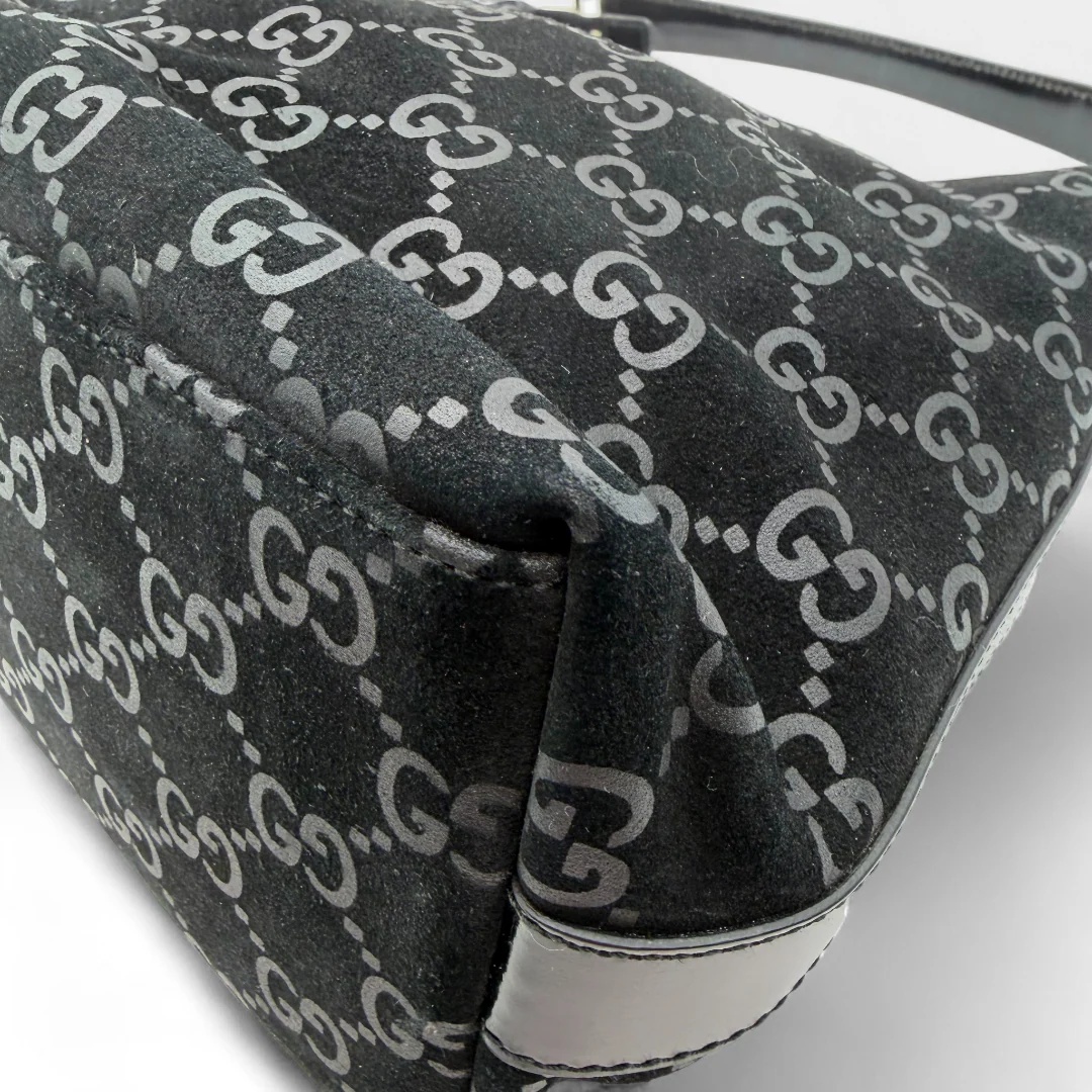 https://cdn.shopify.com/s/files/1/0564/9376/8855/files/Gucci_Handtasche_Hobo_aus_Wildleder_monogram_schwarz_vintage_GG_handbag7882.webp?v=1759394787