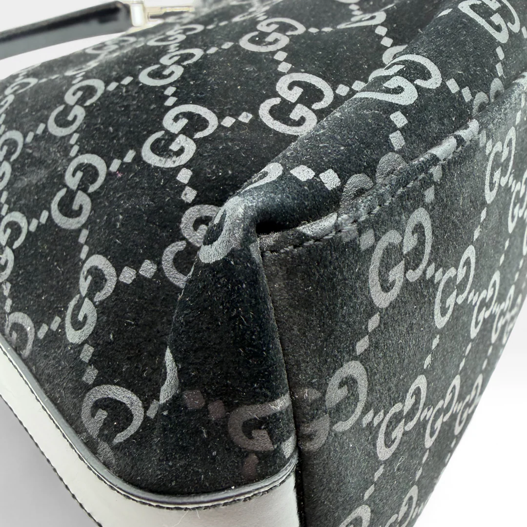https://cdn.shopify.com/s/files/1/0564/9376/8855/files/Gucci_Handtasche_Hobo_aus_Wildleder_monogram_schwarz_vintage_GG_handbag7883.webp?v=1759394787