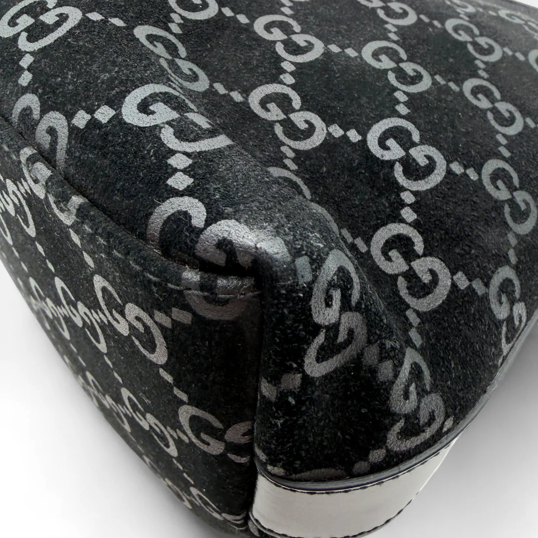 https://cdn.shopify.com/s/files/1/0564/9376/8855/files/Gucci_Handtasche_Hobo_aus_Wildleder_monogram_schwarz_vintage_GG_handbag7884.webp?v=1759394787