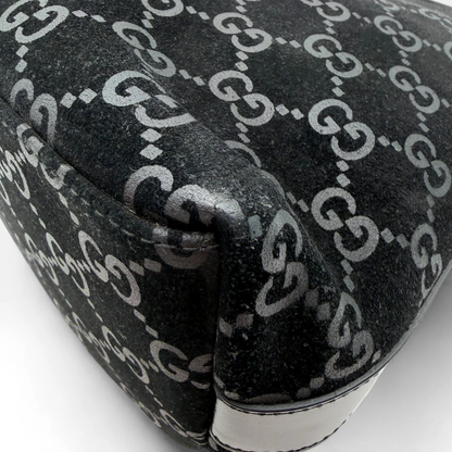 https://cdn.shopify.com/s/files/1/0564/9376/8855/files/Gucci_Handtasche_Hobo_aus_Wildleder_monogram_schwarz_vintage_GG_handbag7884.webp?v=1759394787