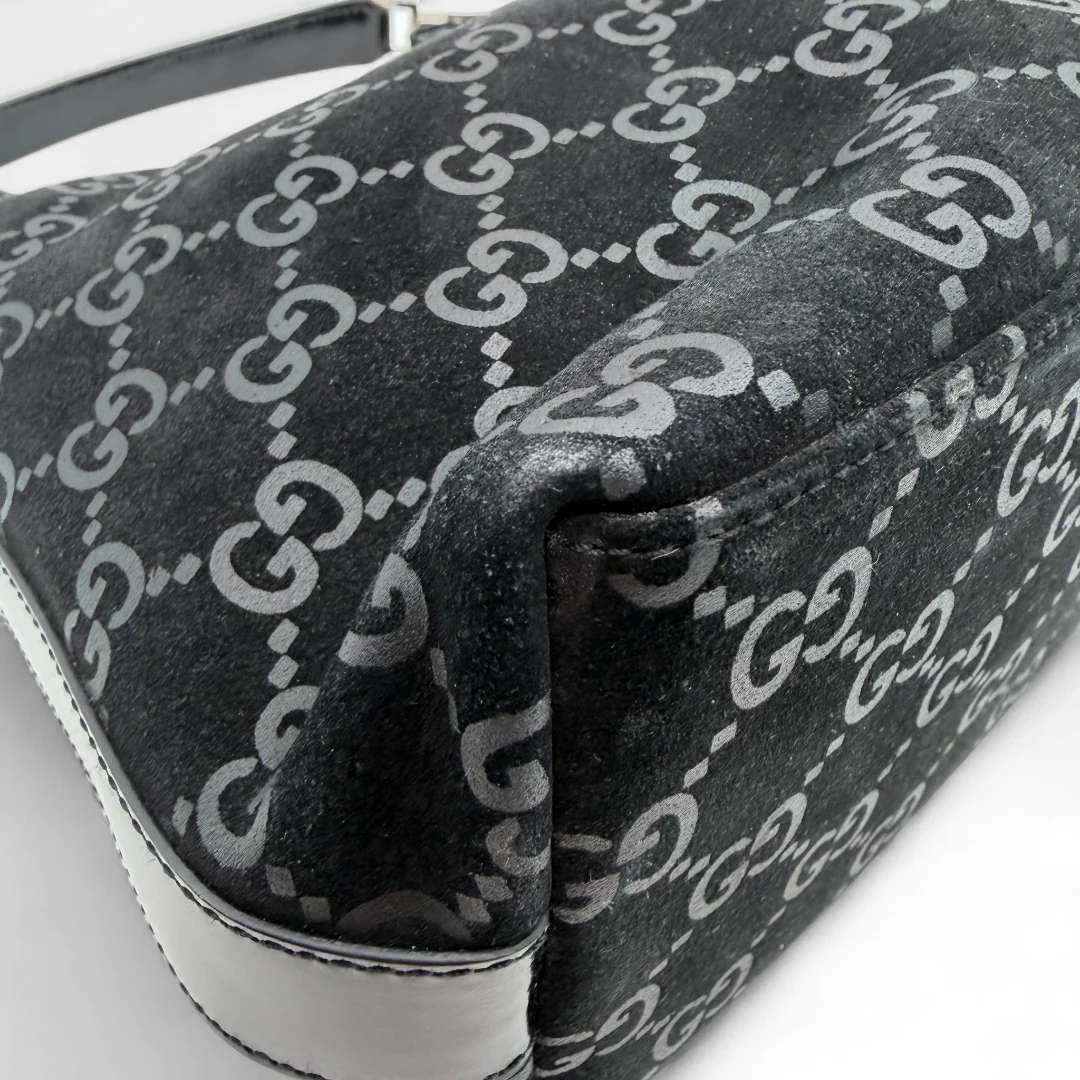 https://cdn.shopify.com/s/files/1/0564/9376/8855/files/Gucci_Handtasche_Hobo_aus_Wildleder_monogram_schwarz_vintage_GG_handbag7885.webp?v=1759394787