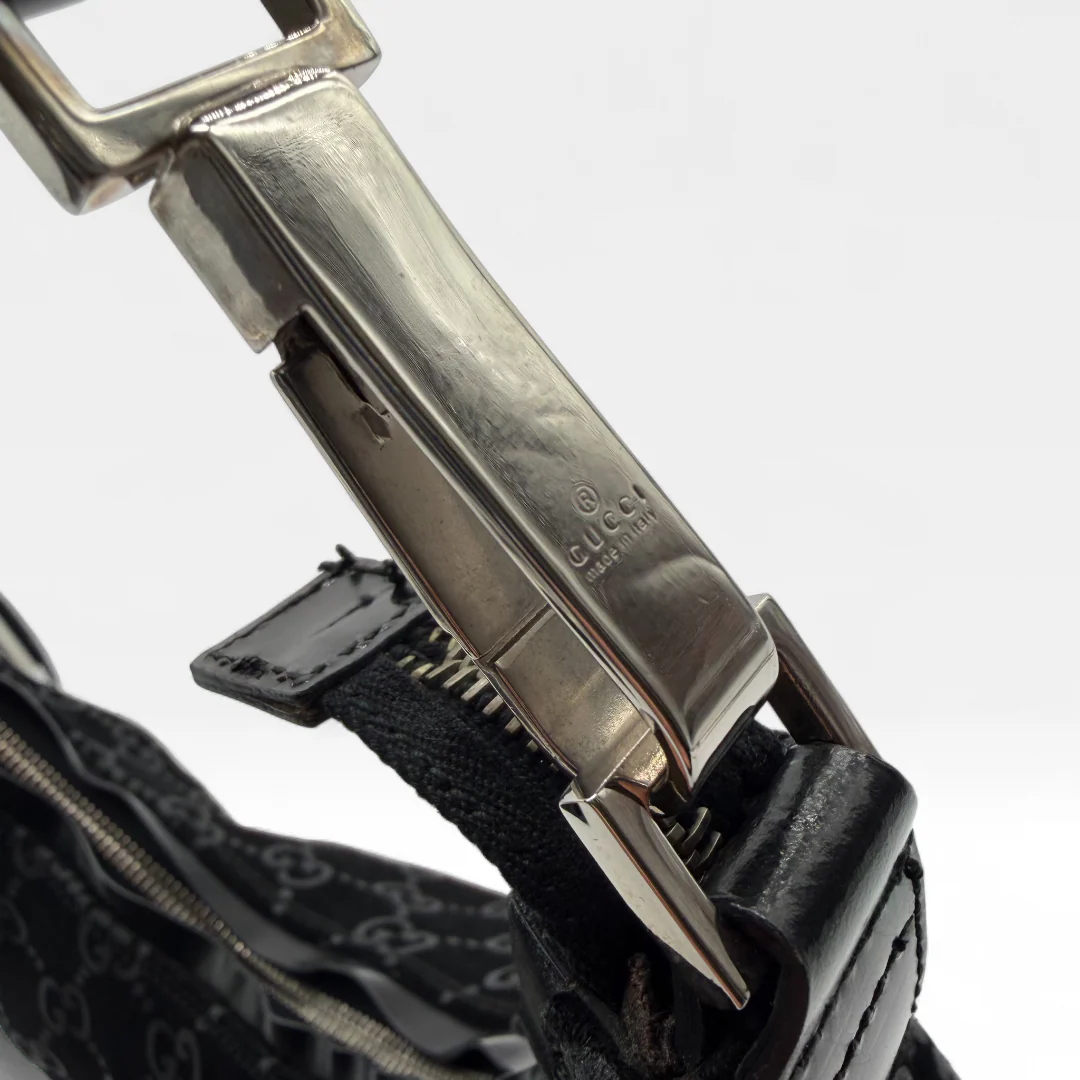 https://cdn.shopify.com/s/files/1/0564/9376/8855/files/Gucci_Handtasche_Hobo_aus_Wildleder_monogram_schwarz_vintage_GG_handbag7888.webp?v=1759394787