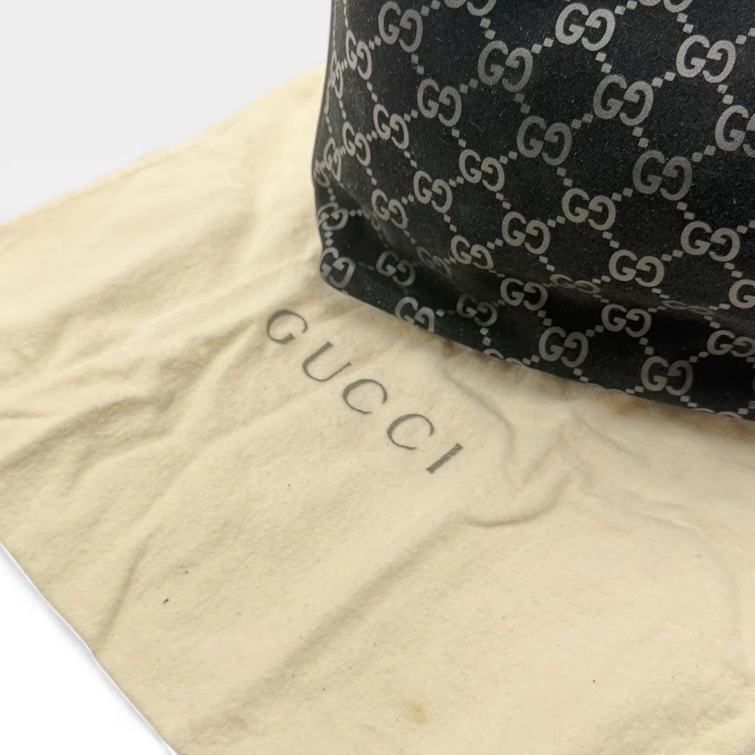 https://cdn.shopify.com/s/files/1/0564/9376/8855/files/Gucci_Handtasche_Hobo_aus_Wildleder_monogram_schwarz_vintage_GG_handbag7895.webp?v=1759394787