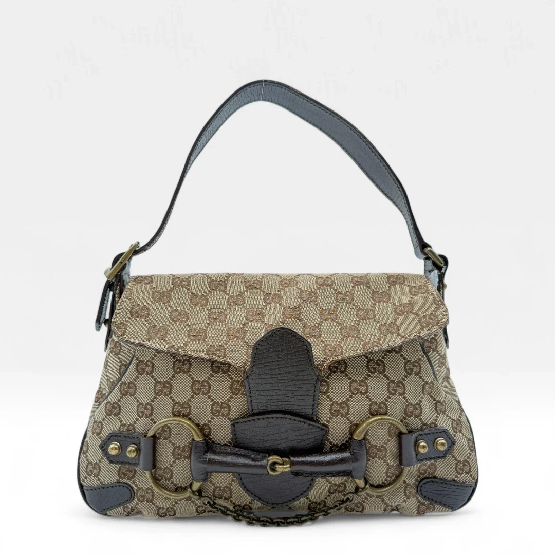 https://cdn.shopify.com/s/files/1/0564/9376/8855/files/Gucci_Handtasche_Horsebit_1955_monogram_beige_second_hand_designer_GG_handbag8266.webp?v=1757506626