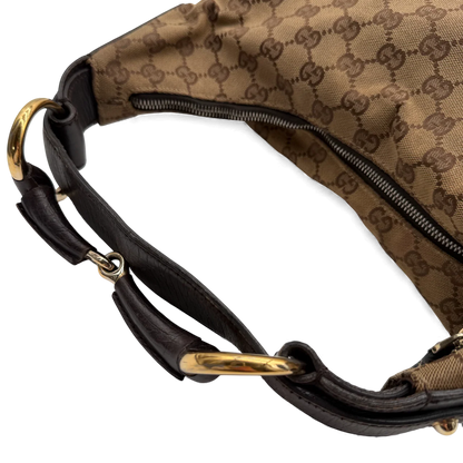 https://cdn.shopify.com/s/files/1/0564/9376/8855/files/Gucci_Handtasche_Horsebit_Hobo_monogram_beige_vintage_GG_handbag3185_332f5c1f-22bf-4bd1-a19d-b5906c420559.webp?v=1764856329