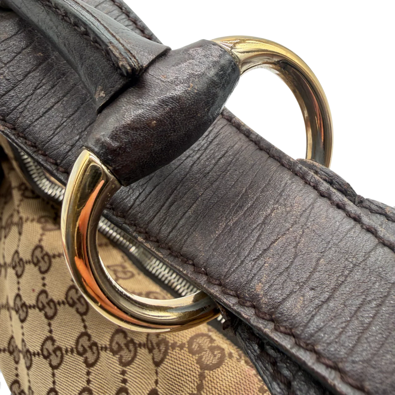 https://cdn.shopify.com/s/files/1/0564/9376/8855/files/Gucci_Handtasche_Horsebit_Hobo_monogram_beige_vintage_GG_handbag3186_428d8a86-25ce-4612-a529-fd123c79628b.webp?v=1764856329