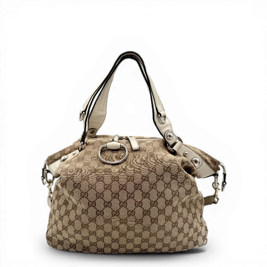 https://cdn.shopify.com/s/files/1/0564/9376/8855/files/Gucci_Handtasche_Horsebit_mit_Umhangegurt_monogram_beige_vintage_GG_1684.webp?v=1772101406