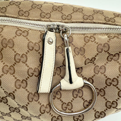 https://cdn.shopify.com/s/files/1/0564/9376/8855/files/Gucci_Handtasche_Horsebit_mit_Umhangegurt_monogram_beige_vintage_GG_1696.webp?v=1772101512