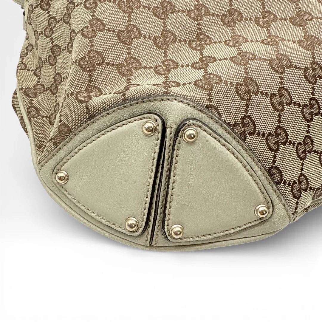 https://cdn.shopify.com/s/files/1/0564/9376/8855/files/Gucci_Handtasche_Indy_mit_Umhaengegurt_monogram_beige_vintage_GG_8647.webp?v=1768480310