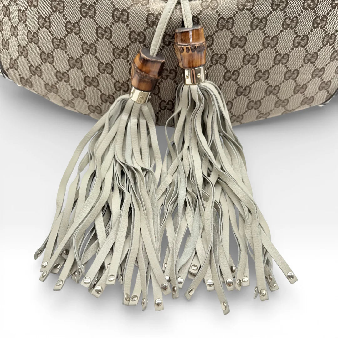 https://cdn.shopify.com/s/files/1/0564/9376/8855/files/Gucci_Handtasche_Indy_mit_Umhaengegurt_monogram_beige_vintage_GG_8652.webp?v=1768480310