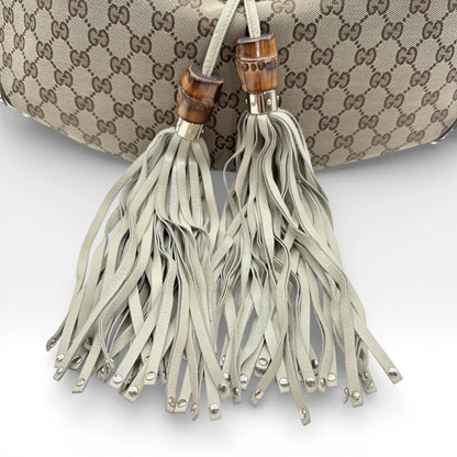 https://cdn.shopify.com/s/files/1/0564/9376/8855/files/Gucci_Handtasche_Indy_mit_Umhaengegurt_monogram_beige_vintage_GG_8652.webp?v=1768480310