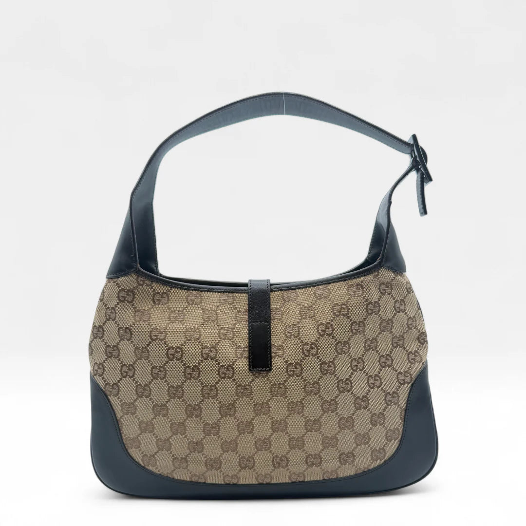 https://cdn.shopify.com/s/files/1/0564/9376/8855/files/Gucci_Handtasche_Jackie_Sherry_Line_monogram_beige_vintage_GG_handbag9484.webp?v=1760701865