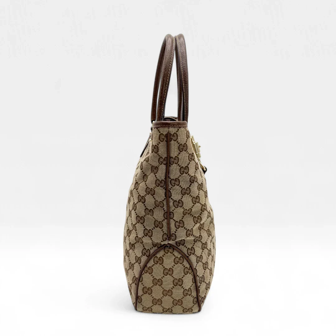 https://cdn.shopify.com/s/files/1/0564/9376/8855/files/Gucci_Handtasche_Jackie_Tote_bag_monogram_beige_Vintage_luxury_GG_handbag1290.webp?v=1752678251