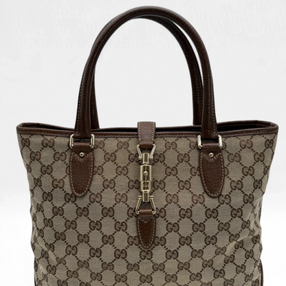 https://cdn.shopify.com/s/files/1/0564/9376/8855/files/Gucci_Handtasche_Jackie_Tote_bag_monogram_beige_Vintage_luxury_GG_handbag1297.webp?v=1752678251