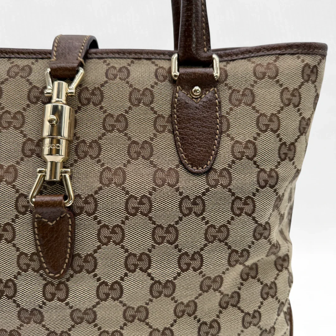 https://cdn.shopify.com/s/files/1/0564/9376/8855/files/Gucci_Handtasche_Jackie_Tote_bag_monogram_beige_Vintage_luxury_GG_handbag1298.webp?v=1752678251