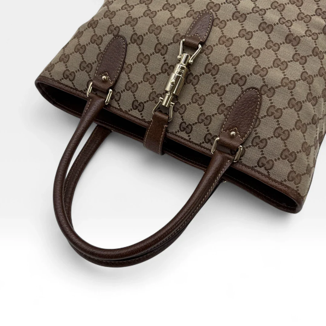 https://cdn.shopify.com/s/files/1/0564/9376/8855/files/Gucci_Handtasche_Jackie_Tote_bag_monogram_beige_Vintage_luxury_GG_handbag1300.webp?v=1752678251