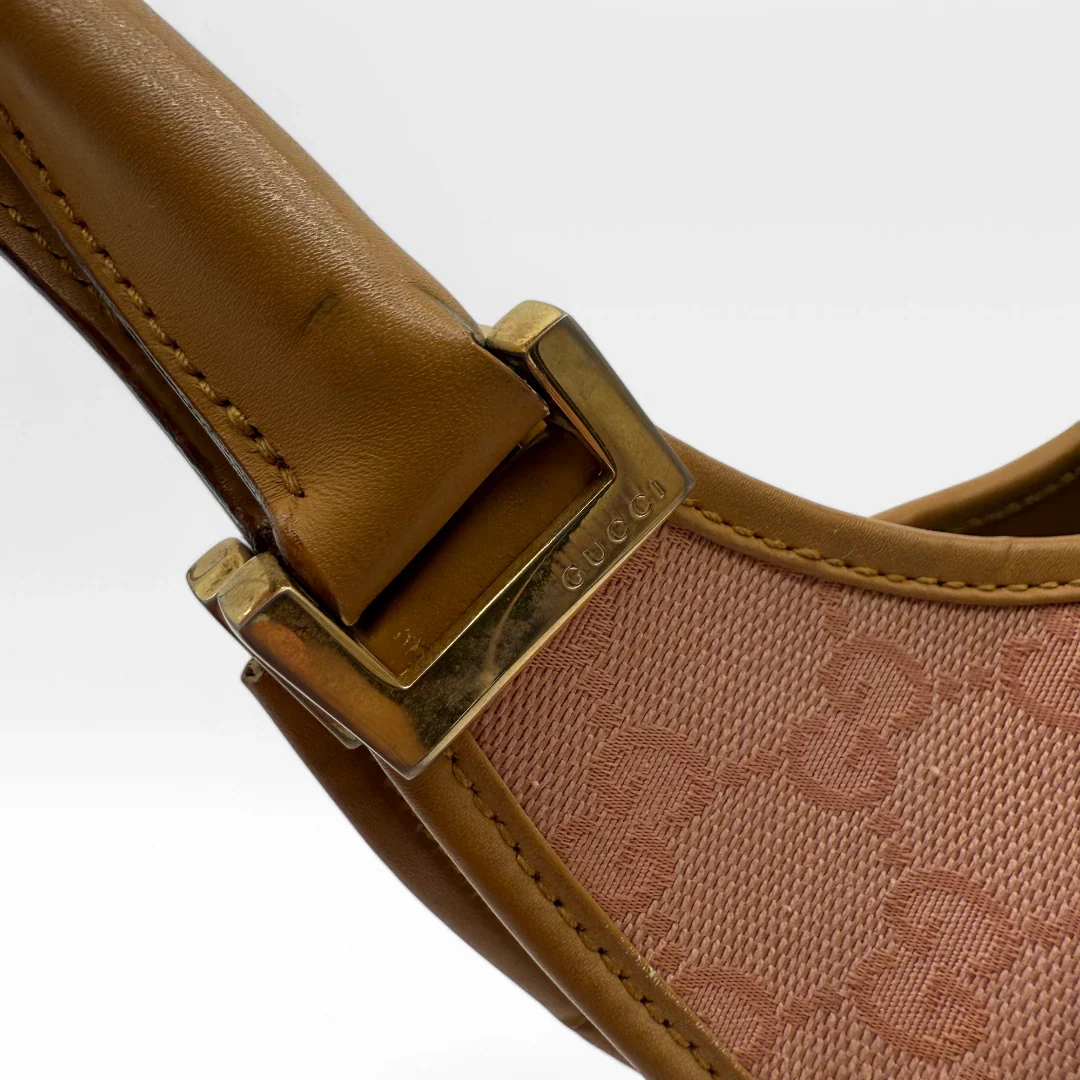 https://cdn.shopify.com/s/files/1/0564/9376/8855/files/Gucci_Handtasche_Jackie_hellbraunes_Leder_monogram_rosa_vintage_designer_GG_handbag_4687.webp?v=1745484466