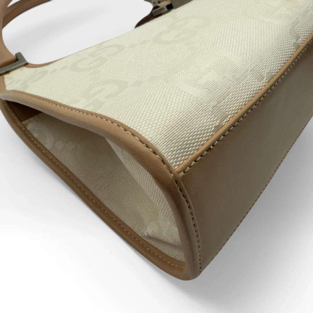 https://cdn.shopify.com/s/files/1/0564/9376/8855/files/Gucci_Handtasche_Jackie_mit_hellbraunen_Leder_monogram_weiss_vintage_designer_GG_handbag_8298.webp?v=1741969125