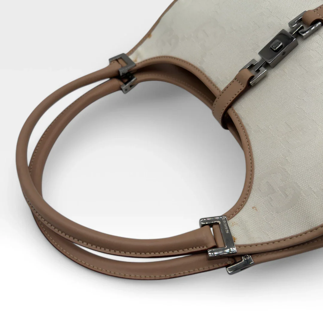 https://cdn.shopify.com/s/files/1/0564/9376/8855/files/Gucci_Handtasche_Jackie_mit_hellbraunen_Leder_monogram_weiss_vintage_designer_GG_handbag_8307.webp?v=1741969125