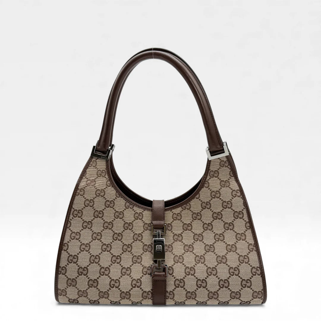 https://cdn.shopify.com/s/files/1/0564/9376/8855/files/Gucci_Handtasche_Jackie_monogram_beige_vintage_GG_handbag_5304.webp?v=1765384605