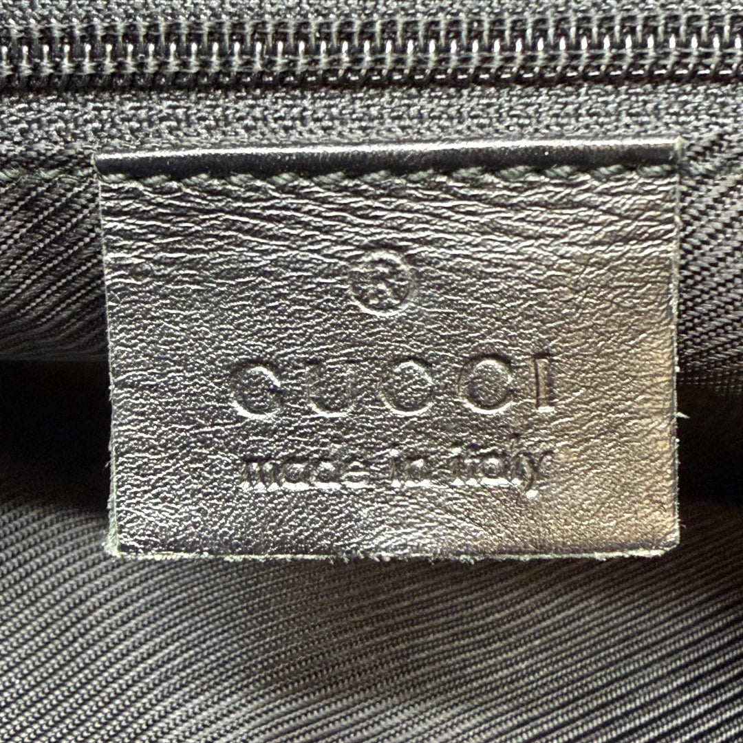 https://cdn.shopify.com/s/files/1/0564/9376/8855/files/Gucci_Handtasche_Jackie_monogram_schwarz_vintage_GG_handbag_4371.webp?v=1765387051