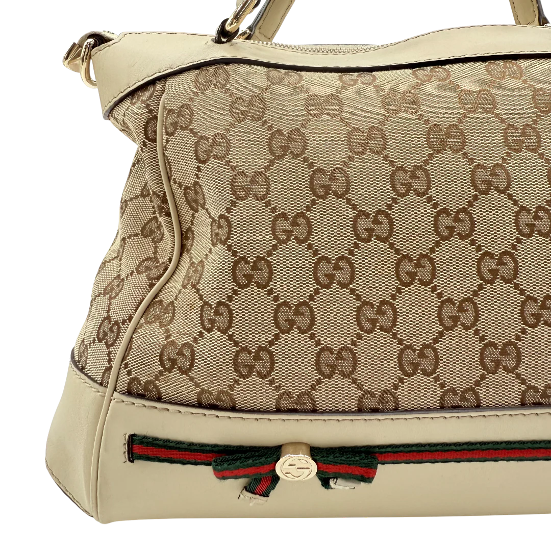 https://cdn.shopify.com/s/files/1/0564/9376/8855/files/Gucci_Handtasche_Mayfair_mit_Umhangegurt_Lederdetails_beige_monogram_beige_vintage_GG_0988.webp?v=1770899106