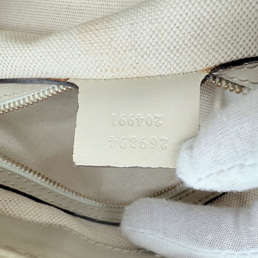 https://cdn.shopify.com/s/files/1/0564/9376/8855/files/Gucci_Handtasche_Mayfair_mit_Umhangegurt_Lederdetails_beige_monogram_beige_vintage_GG_0993.webp?v=1770899106