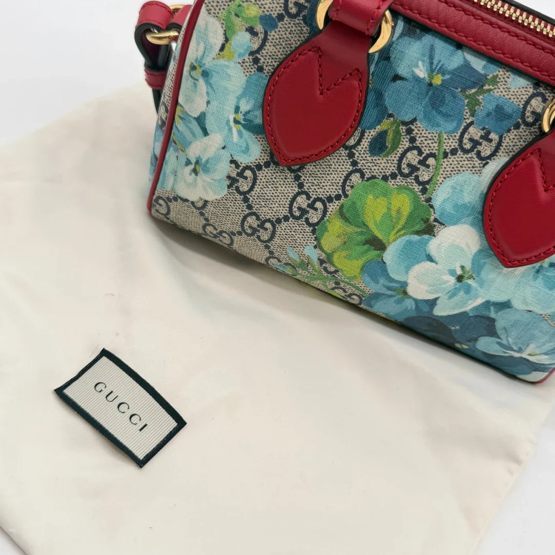 https://cdn.shopify.com/s/files/1/0564/9376/8855/files/Gucci_Handtasche_Mini_Boston_Floral_mit_Umhangegurt_monogram_beige_vintage_GG6194.webp?v=1778152844