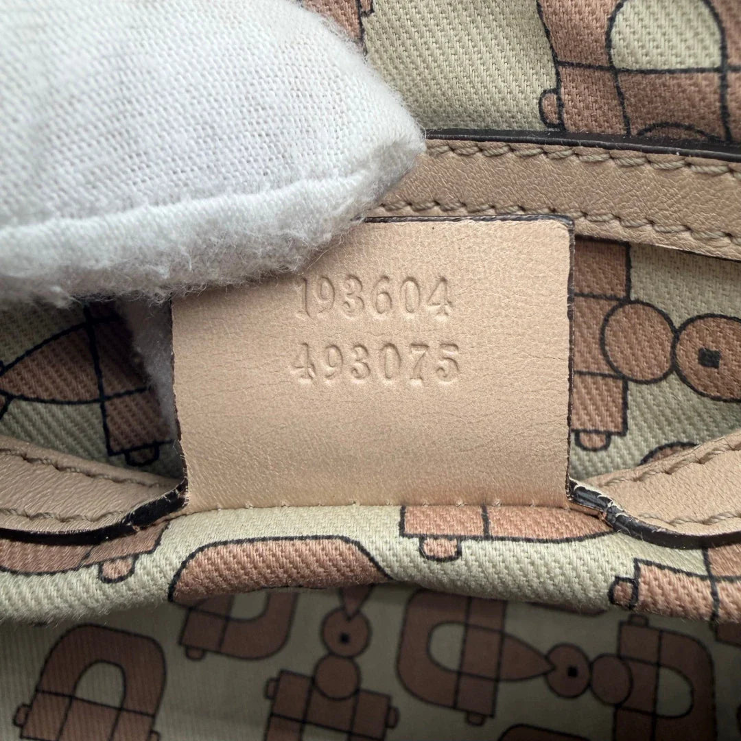 https://cdn.shopify.com/s/files/1/0564/9376/8855/files/Gucci_Handtasche_Mini_Boston_aus_Leder_beige_vintage_GG8503.webp?v=1781107555