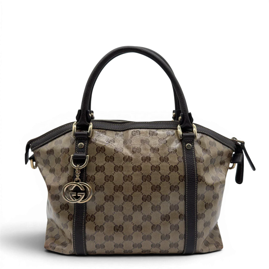 https://cdn.shopify.com/s/files/1/0564/9376/8855/files/Gucci_Handtasche_PVC_monogram_beige_vintage_GG7316.webp?v=1778680998