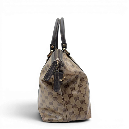 https://cdn.shopify.com/s/files/1/0564/9376/8855/files/Gucci_Handtasche_PVC_monogram_beige_vintage_GG7318.webp?v=1778680998