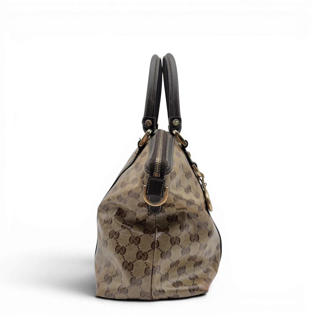https://cdn.shopify.com/s/files/1/0564/9376/8855/files/Gucci_Handtasche_PVC_monogram_beige_vintage_GG7319.webp?v=1778680998