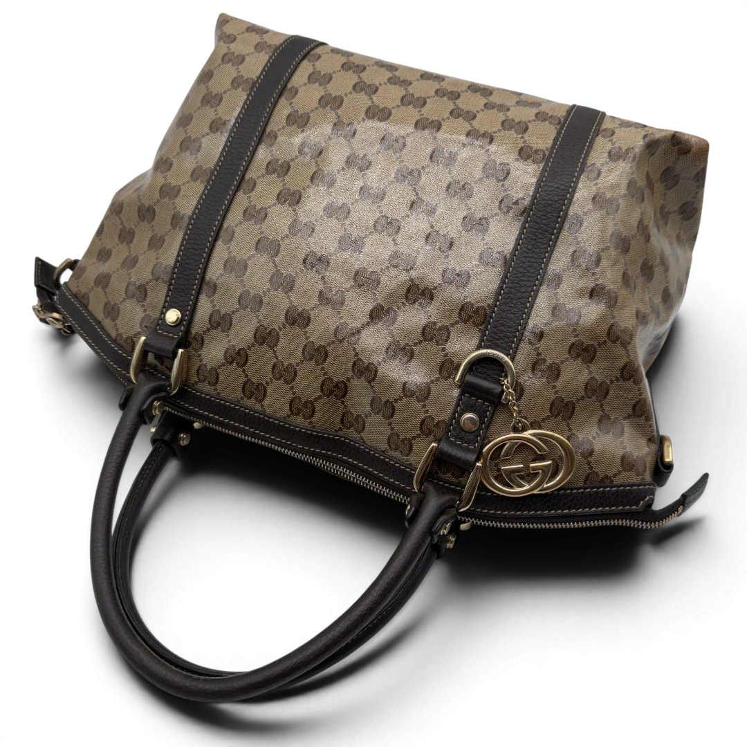 https://cdn.shopify.com/s/files/1/0564/9376/8855/files/Gucci_Handtasche_PVC_monogram_beige_vintage_GG7325.webp?v=1778680999