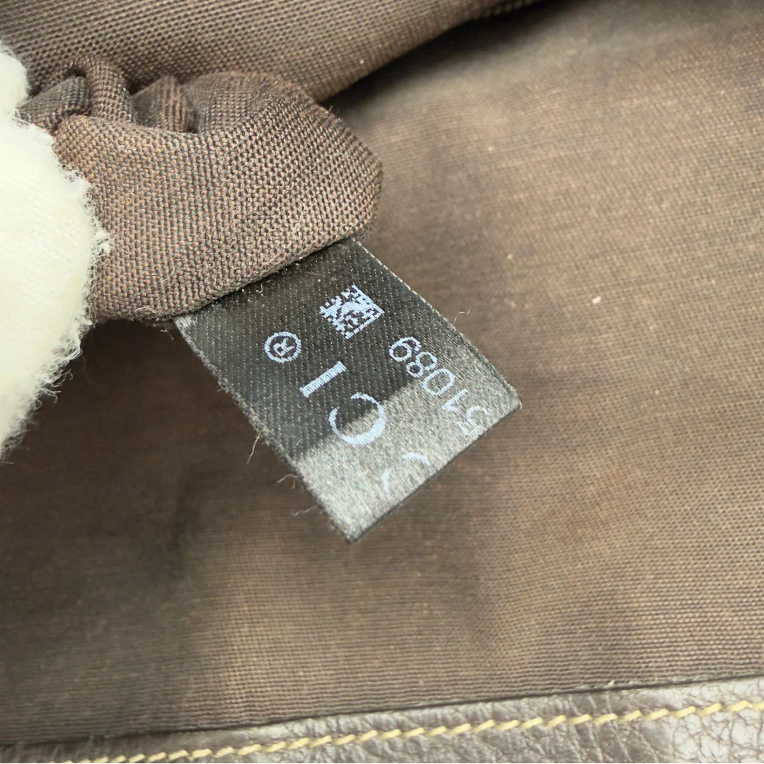 https://cdn.shopify.com/s/files/1/0564/9376/8855/files/Gucci_Handtasche_PVC_monogram_beige_vintage_GG7331.webp?v=1778680998