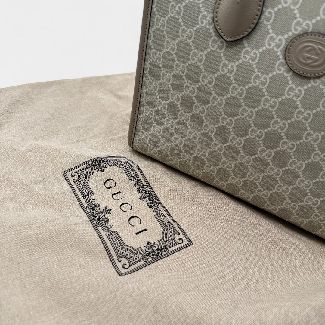 https://cdn.shopify.com/s/files/1/0564/9376/8855/files/Gucci_Handtasche_Shopper_Interlocking_GG_monogram_beige_vintage_GG_handbag1842.webp?v=1761828351