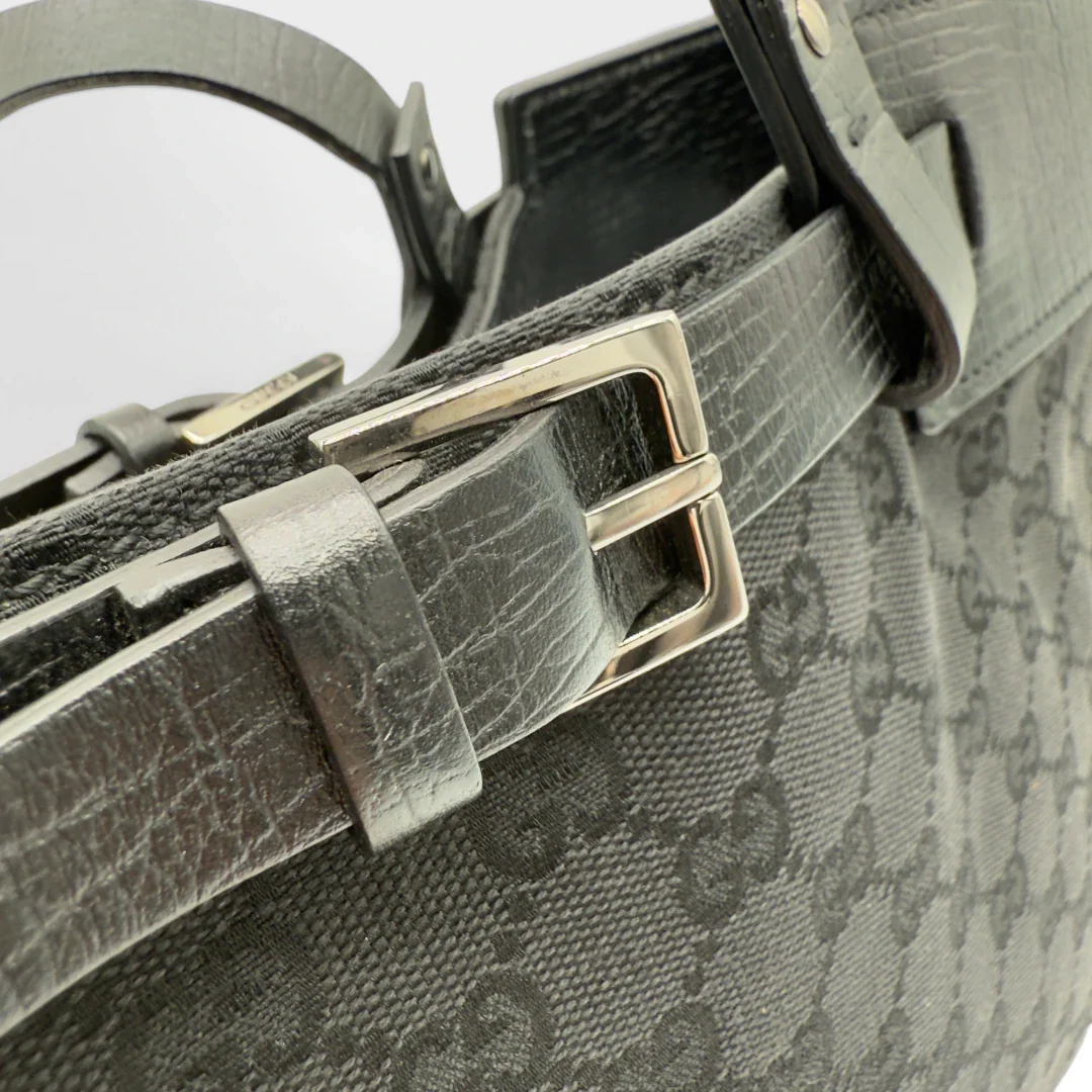 https://cdn.shopify.com/s/files/1/0564/9376/8855/files/Gucci_Handtasche_Shopper_mit_einer_Schnallen_aus_Stoff_monogram_schwarz_vintage_luxury_GG_shopper_8493.webp?v=1742397645