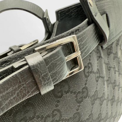 https://cdn.shopify.com/s/files/1/0564/9376/8855/files/Gucci_Handtasche_Shopper_mit_einer_Schnallen_aus_Stoff_monogram_schwarz_vintage_luxury_GG_shopper_8493.webp?v=1742397645