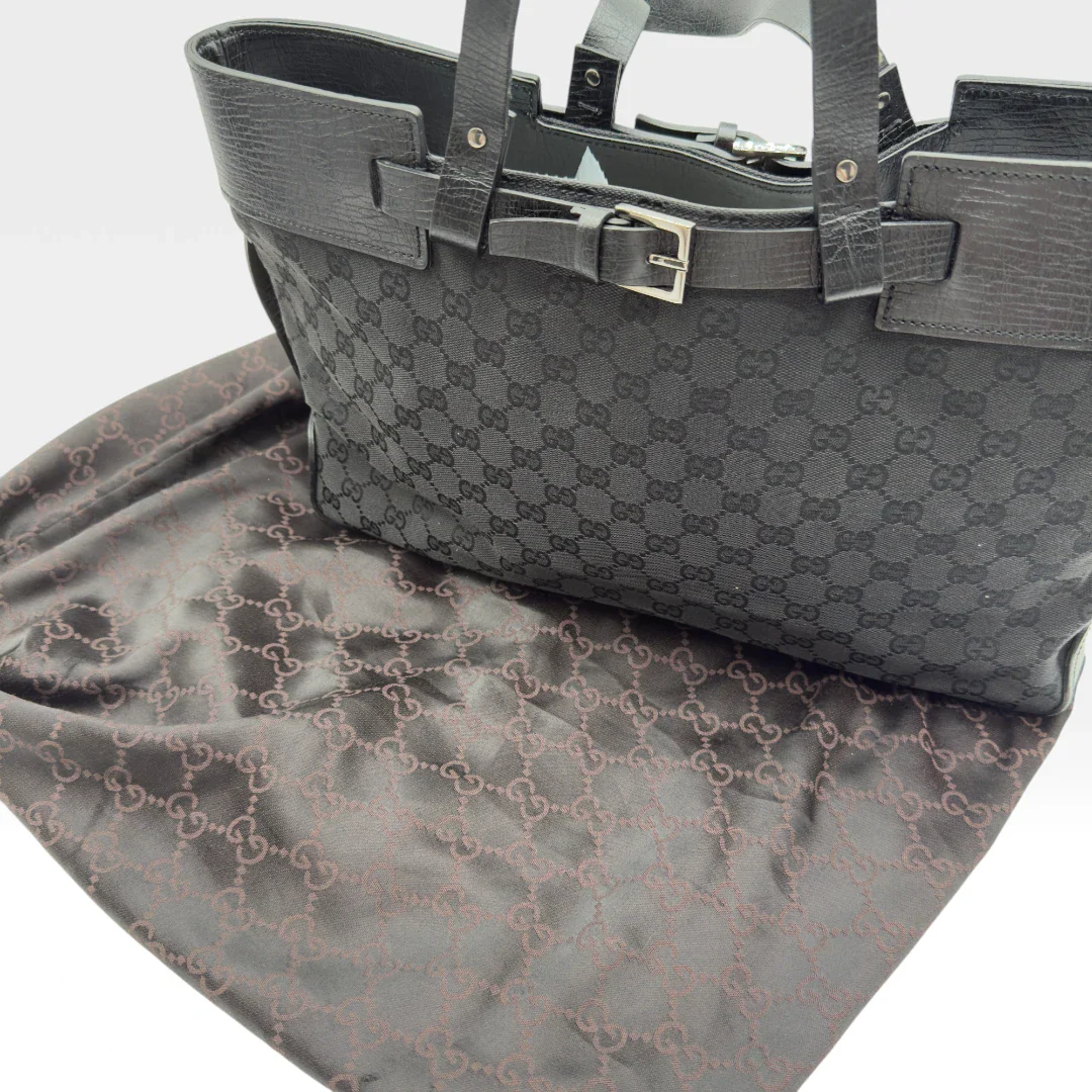 https://cdn.shopify.com/s/files/1/0564/9376/8855/files/Gucci_Handtasche_Shopper_mit_einer_Schnallen_aus_Stoff_monogram_schwarz_vintage_luxury_GG_shopper_8501.webp?v=1742397645
