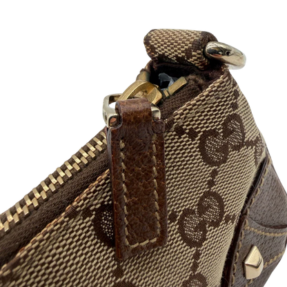 https://cdn.shopify.com/s/files/1/0564/9376/8855/files/Gucci_Handtasche_Soho_Leder_in_schwarz_mit_Nieten_Vintage_GG8274.webp?v=1781052191