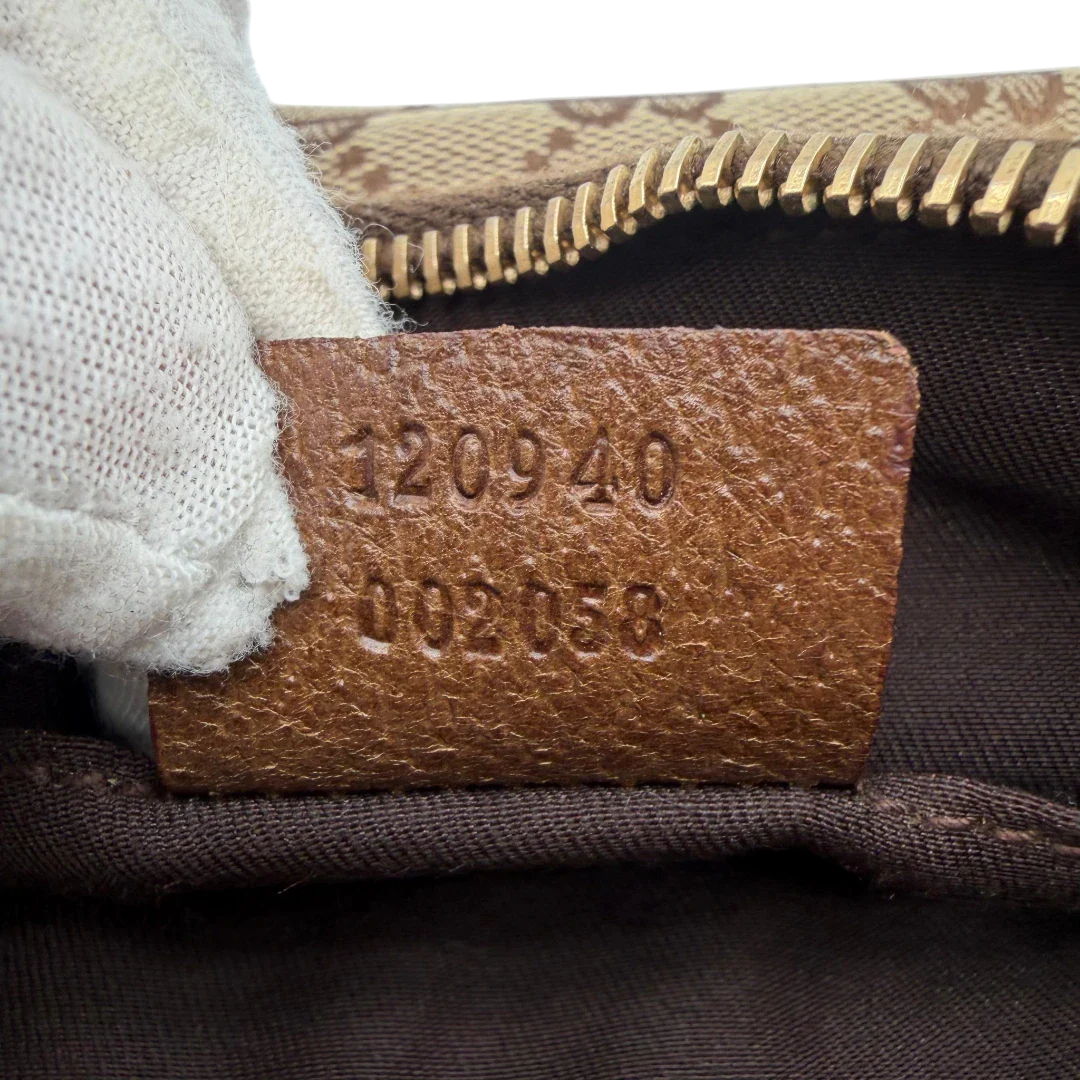 https://cdn.shopify.com/s/files/1/0564/9376/8855/files/Gucci_Handtasche_Soho_Leder_in_schwarz_mit_Nieten_Vintage_GG8279.webp?v=1781052191