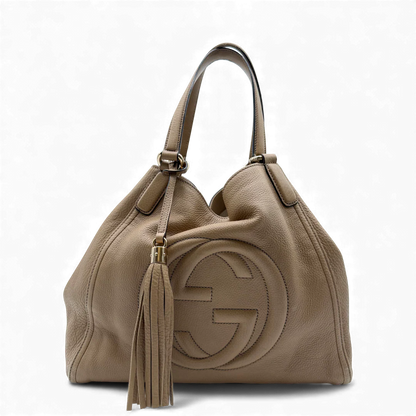 https://cdn.shopify.com/s/files/1/0564/9376/8855/files/Gucci_Handtasche_Soho_aus_Leder_braun_vintage_GG_handbag2260.webp?v=1764294075