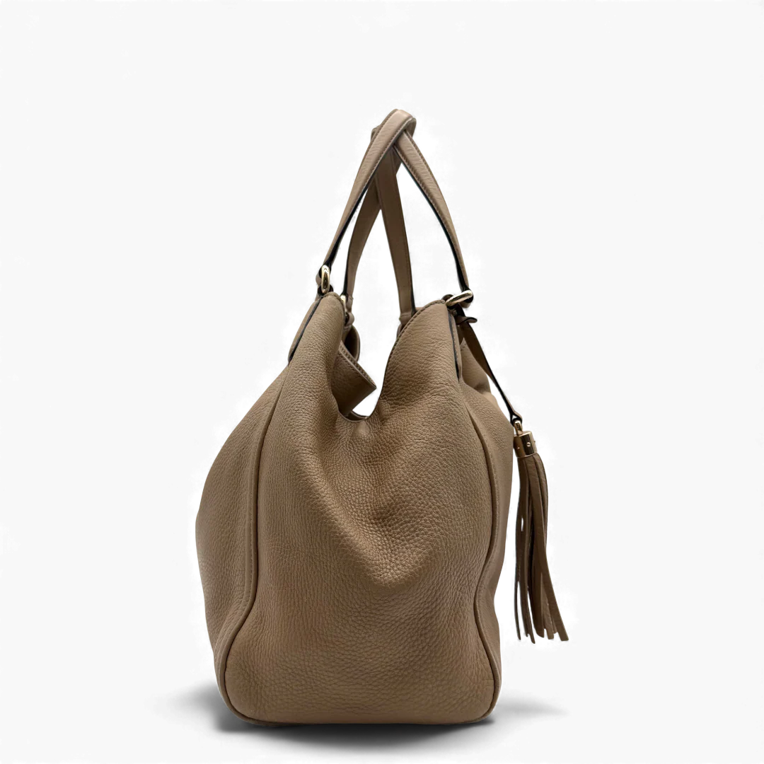 https://cdn.shopify.com/s/files/1/0564/9376/8855/files/Gucci_Handtasche_Soho_aus_Leder_braun_vintage_GG_handbag2261.webp?v=1764294075