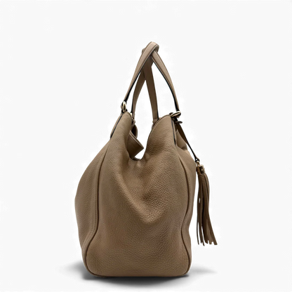 https://cdn.shopify.com/s/files/1/0564/9376/8855/files/Gucci_Handtasche_Soho_aus_Leder_braun_vintage_GG_handbag2261.webp?v=1764294075